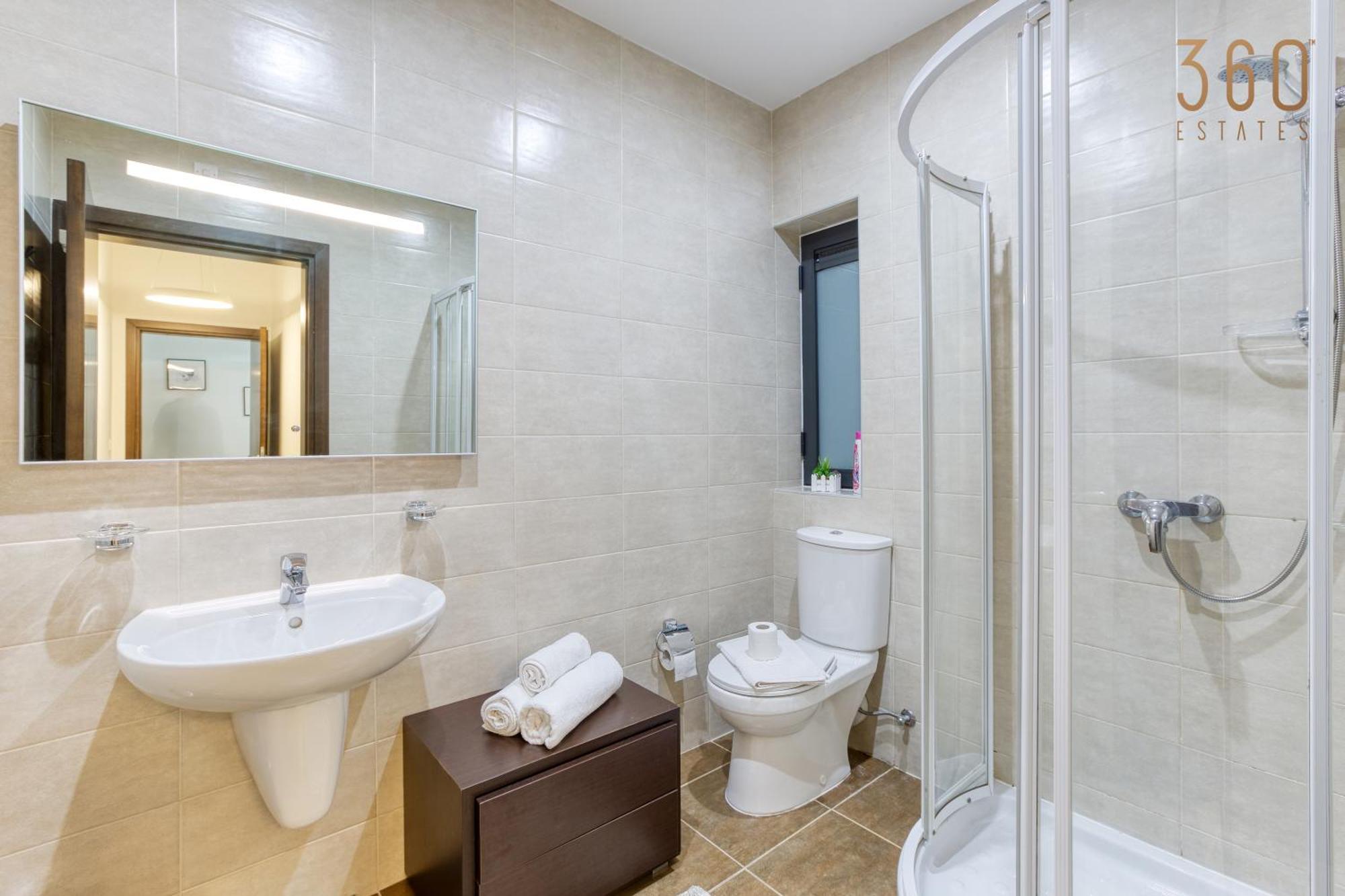 Designer, Luxurious 3br In Pender Gardens By 360 Estates * San Julián